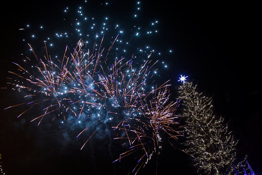 «Έφτασαν» τα Χριστούγεννα στα Τρίκαλα: Φωταγωγήθηκε το ψηλότερο φυσικό δέντρο στην Ελλάδα