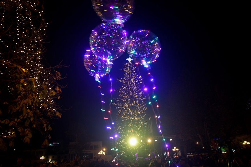 «Έφτασαν» τα Χριστούγεννα στα Τρίκαλα: Φωταγωγήθηκε το ψηλότερο φυσικό δέντρο στην Ελλάδα