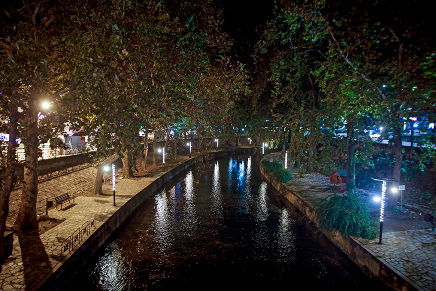 «Έφτασαν» τα Χριστούγεννα στα Τρίκαλα: Φωταγωγήθηκε το ψηλότερο φυσικό δέντρο στην Ελλάδα