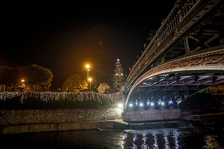 «Έφτασαν» τα Χριστούγεννα στα Τρίκαλα: Φωταγωγήθηκε το ψηλότερο φυσικό δέντρο στην Ελλάδα