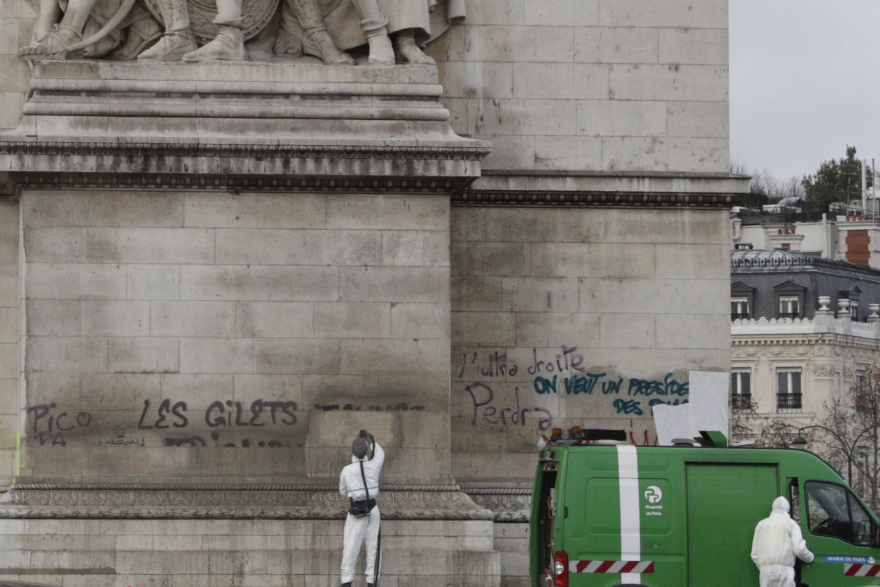 Φωτογραφίες: Καθαρίζουν την Αψίδα του Θριάμβου από τα γκράφιτι των «Κίτρινων Γιλέκων» 