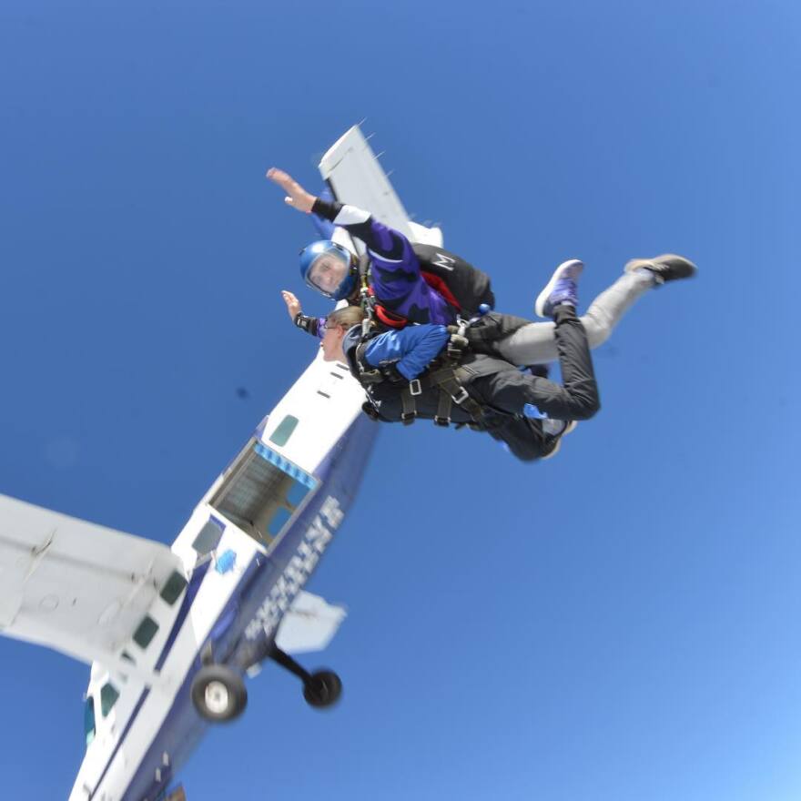 Η Ζέτα Μακρυπούλια κάνει ελεύθερη πτώση και το απολαμβάνει