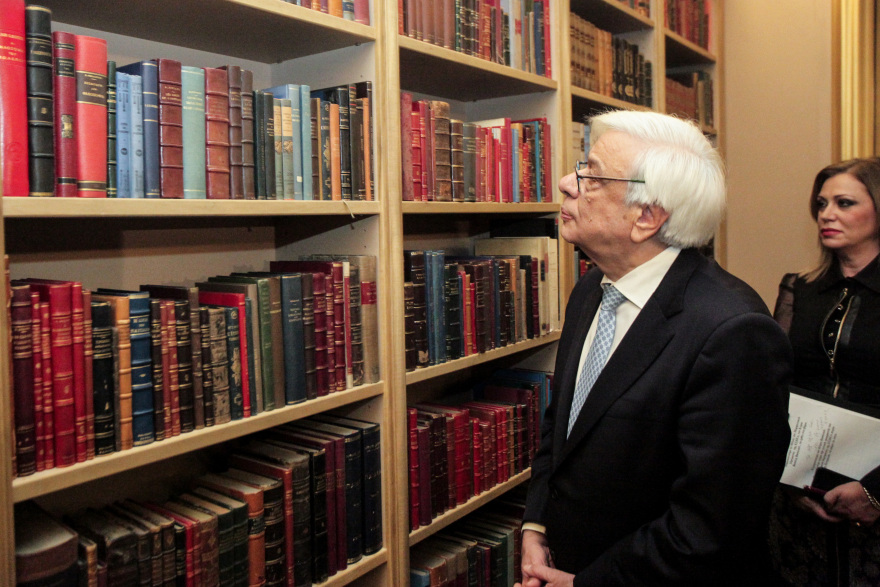 Εγκαινιάστηκε παρουσία Παυλόπουλου η βιβλιοθήκη της ΕΣΗΕΑ