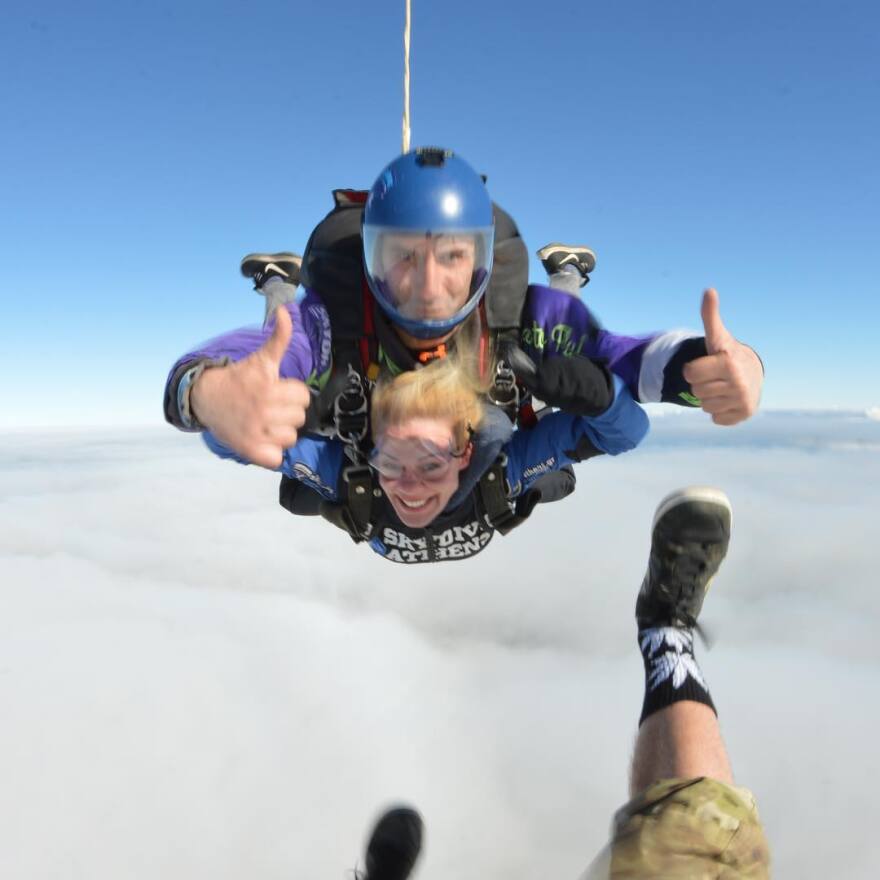 Η Ζέτα Μακρυπούλια κάνει ελεύθερη πτώση και το απολαμβάνει