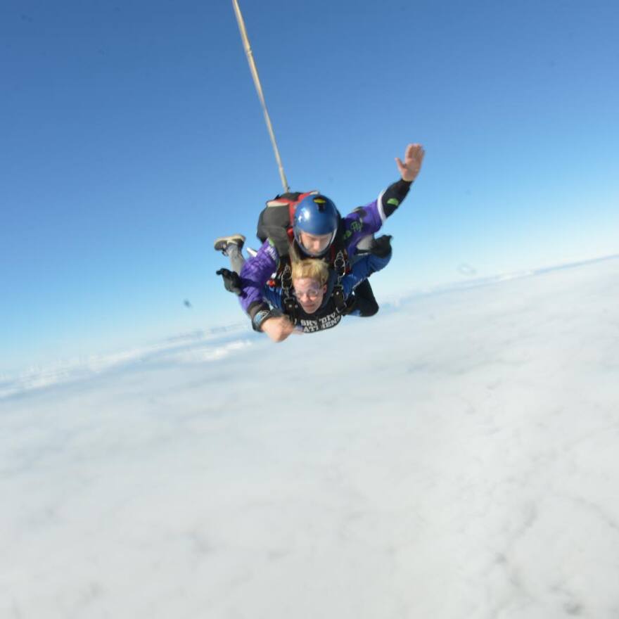 Η Ζέτα Μακρυπούλια κάνει ελεύθερη πτώση και το απολαμβάνει