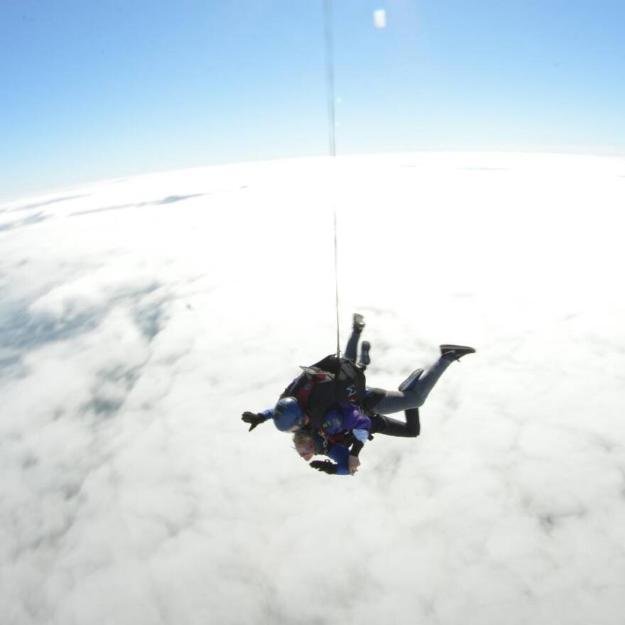 Η Ζέτα Μακρυπούλια κάνει ελεύθερη πτώση και το απολαμβάνει