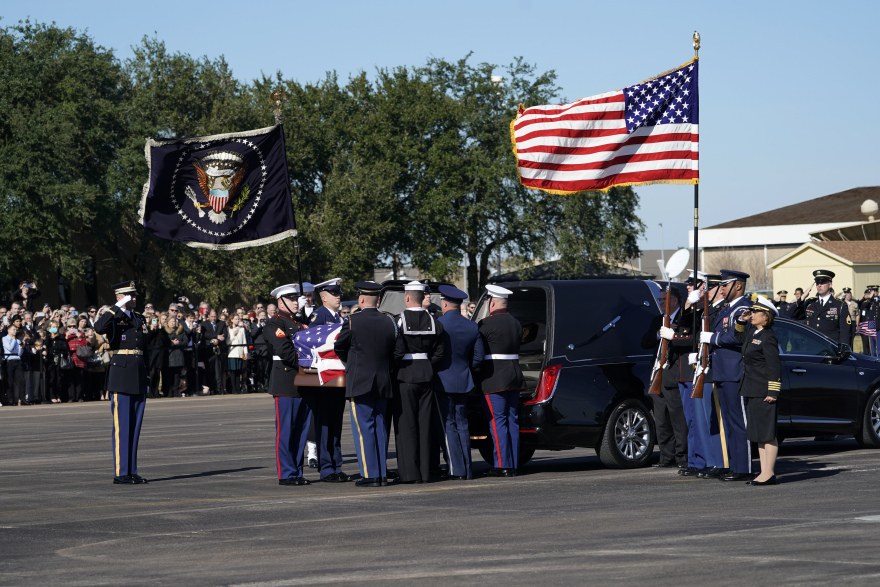 Εικόνες: Ο πιστός σκύλος του Τζορτζ Μπους τον συνοδεύει στην τελευταία του κατοικία