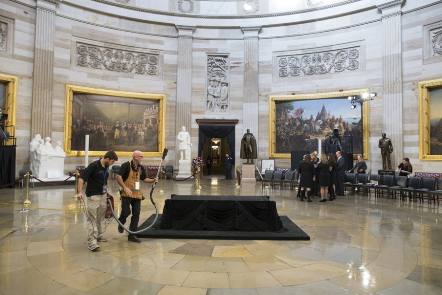 Εικόνες: Ο πιστός σκύλος του Τζορτζ Μπους τον συνοδεύει στην τελευταία του κατοικία