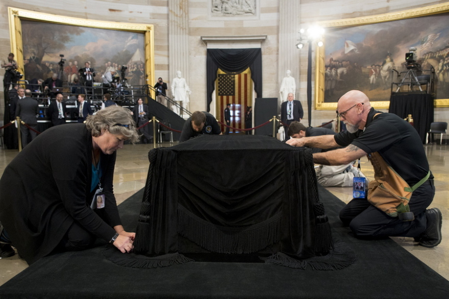 Εικόνες: Ο πιστός σκύλος του Τζορτζ Μπους τον συνοδεύει στην τελευταία του κατοικία