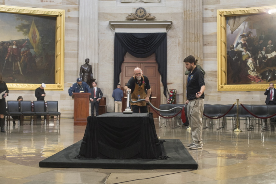 Εικόνες: Ο πιστός σκύλος του Τζορτζ Μπους τον συνοδεύει στην τελευταία του κατοικία