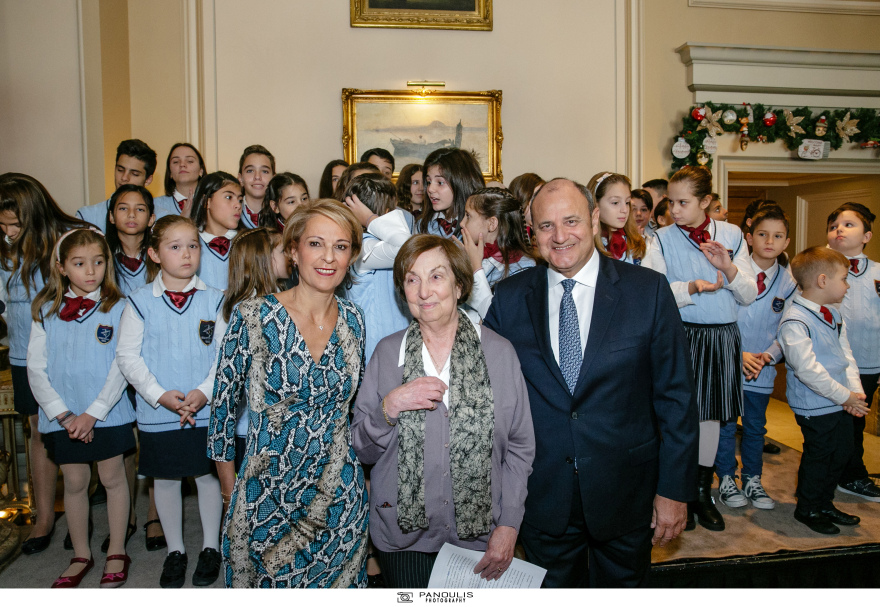 Η «Μεγάλη Βρεταννία» φόρεσε τα γιορτινά της - Λαμπερή η φωταγώγηση του χριστουγεννιάτικου δέντρου