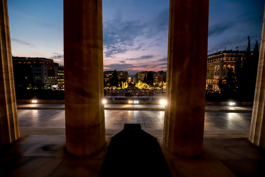 Το κέντρο της Αθήνας φόρεσε τα γιορτινά του - Δείτε φωτογραφίες