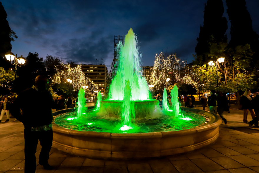 Το κέντρο της Αθήνας φόρεσε τα γιορτινά του - Δείτε φωτογραφίες