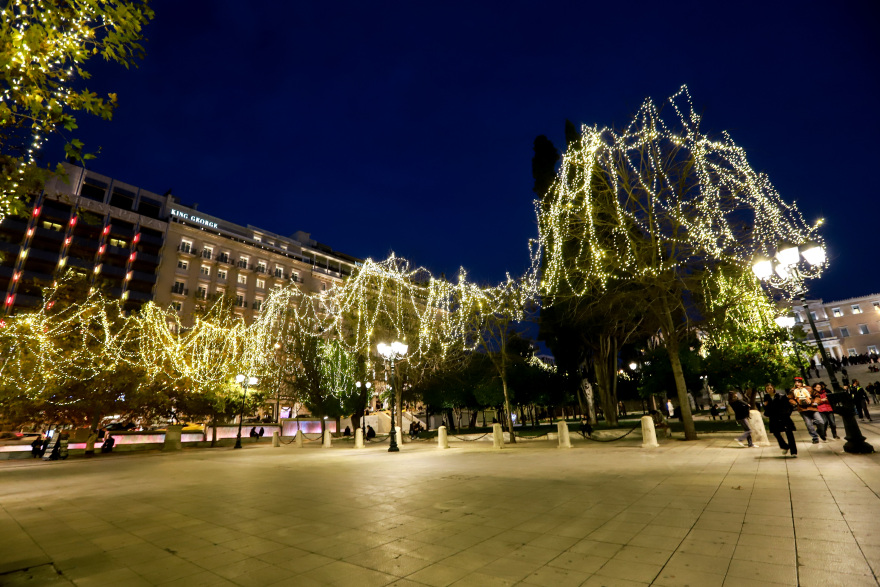 Το κέντρο της Αθήνας φόρεσε τα γιορτινά του - Δείτε φωτογραφίες
