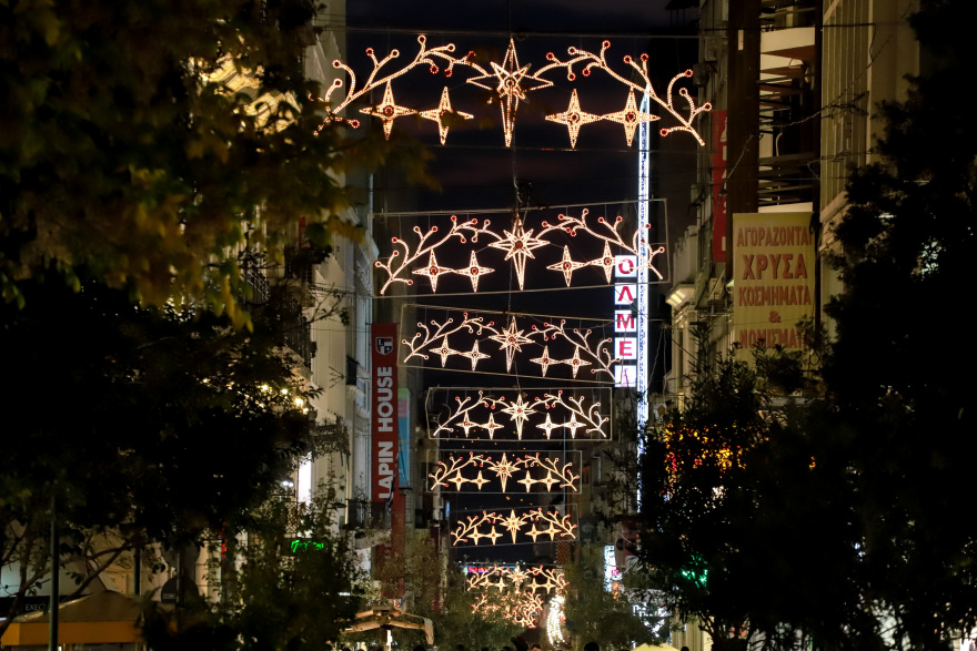 Το κέντρο της Αθήνας φόρεσε τα γιορτινά του - Δείτε φωτογραφίες
