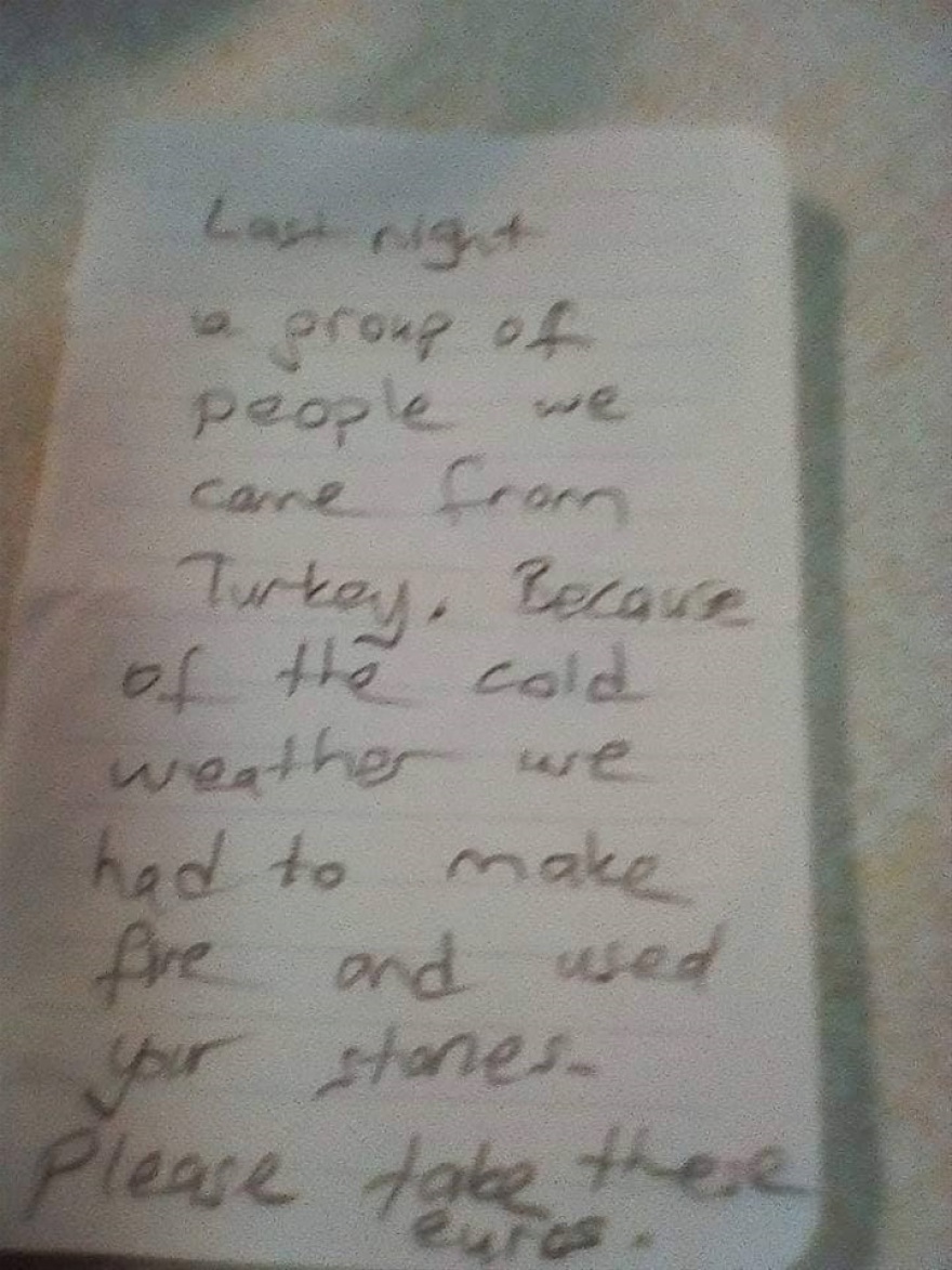 Μετανάστες στον Έβρο πήραν ξύλα από κλειστό καφενείο για να ζεσταθούν και άφησαν 10 ευρώ 