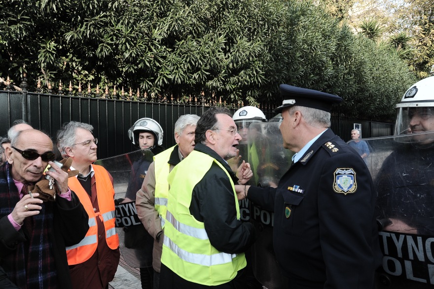 Τα... «Κίτρινα Γιλέκα» της ΛΑΕ διαμαρτύρονται στη Γαλλική πρεσβεία 