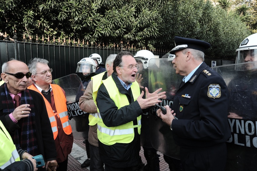 Τα... «Κίτρινα Γιλέκα» της ΛΑΕ διαμαρτύρονται στη Γαλλική πρεσβεία 