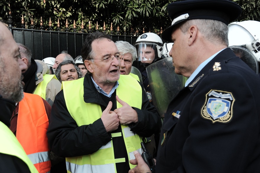 Τα... «Κίτρινα Γιλέκα» της ΛΑΕ διαμαρτύρονται στη Γαλλική πρεσβεία 