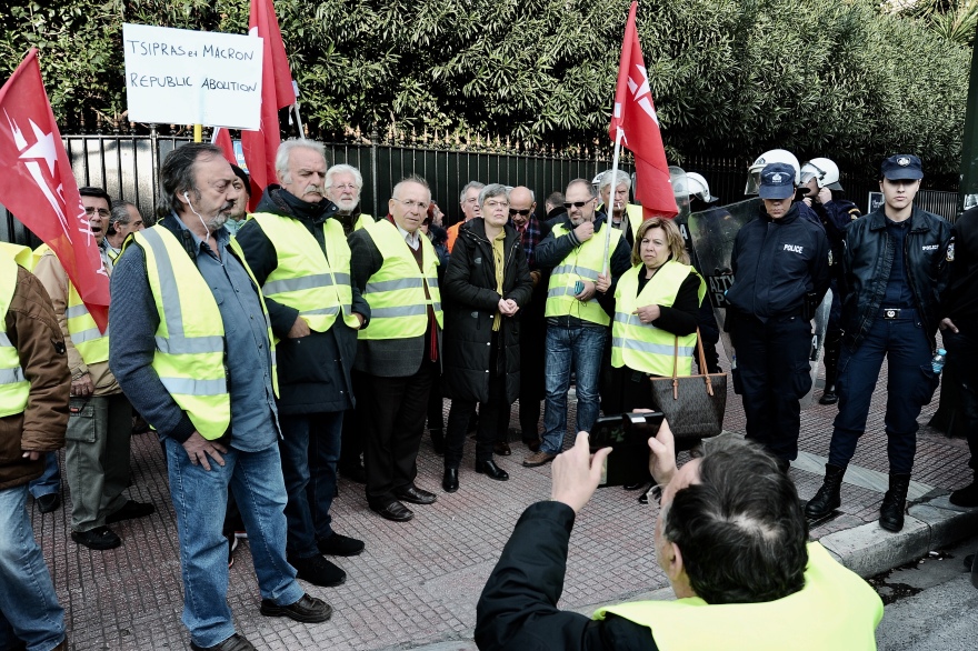 Τα... «Κίτρινα Γιλέκα» της ΛΑΕ διαμαρτύρονται στη Γαλλική πρεσβεία 