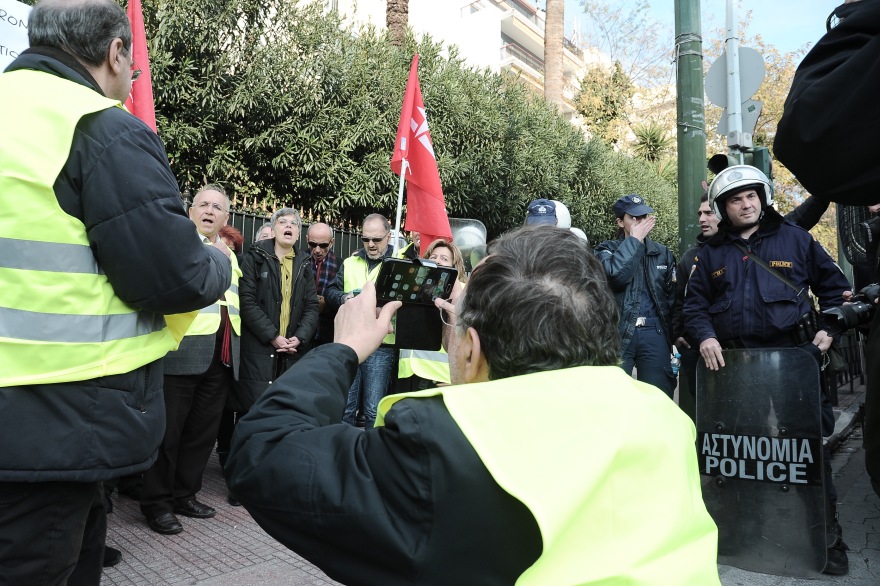 Τα... «Κίτρινα Γιλέκα» της ΛΑΕ διαμαρτύρονται στη Γαλλική πρεσβεία 