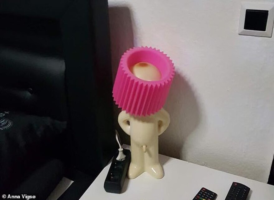 Οικογένεια από τη Δανία νοίκιασε σπίτι μέσω AirBnb και βρέθηκε σε... οίκο ανοχής