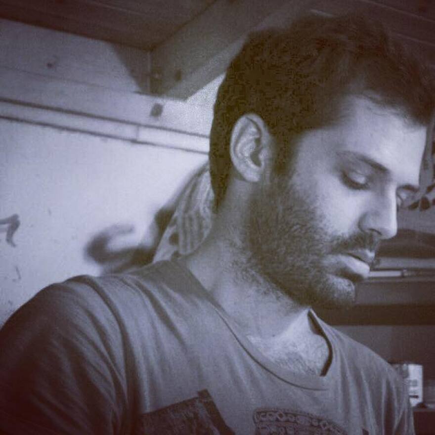 Η προσωπογραφία Γρηγορόπουλου από τον street artist Bleeps.gr