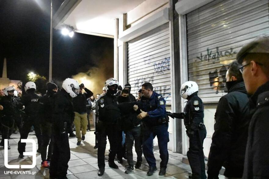 Θεσσαλονίκη: «Βροχή» μολότοφ και χημικών μετά την πορεία για τον Γρηγορόπουλο -  Ένας τραυματίας