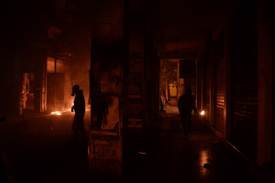 Τρεις τραυματίες στις συγκρούσεις στα Εξάρχεια μετά τη συγκέντρωση για τον Γρηγορόπουλο