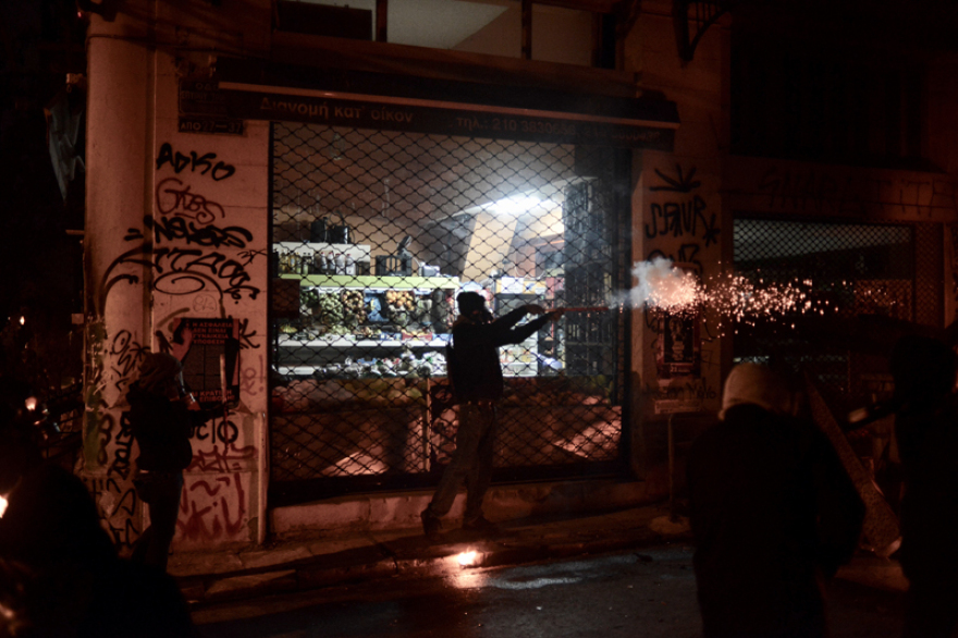 Τρεις τραυματίες στις συγκρούσεις στα Εξάρχεια μετά τη συγκέντρωση για τον Γρηγορόπουλο