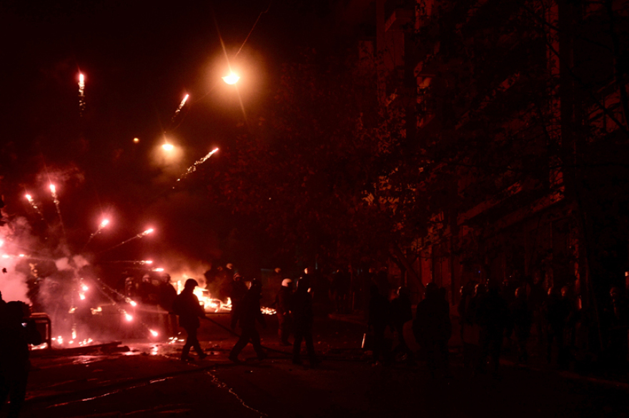 Τρεις τραυματίες στις συγκρούσεις στα Εξάρχεια μετά τη συγκέντρωση για τον Γρηγορόπουλο