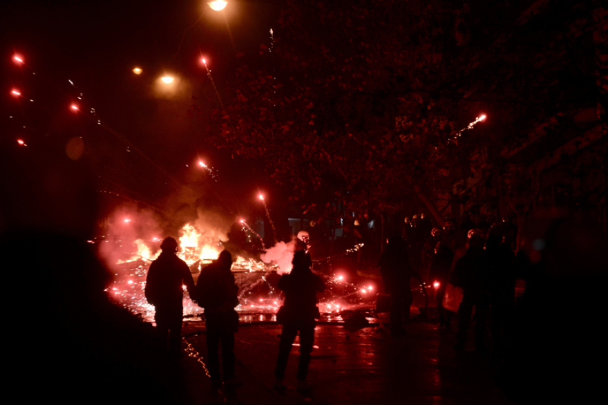 Τρεις τραυματίες στις συγκρούσεις στα Εξάρχεια μετά τη συγκέντρωση για τον Γρηγορόπουλο