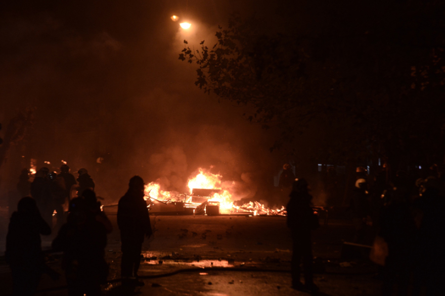 Τρεις τραυματίες στις συγκρούσεις στα Εξάρχεια μετά τη συγκέντρωση για τον Γρηγορόπουλο