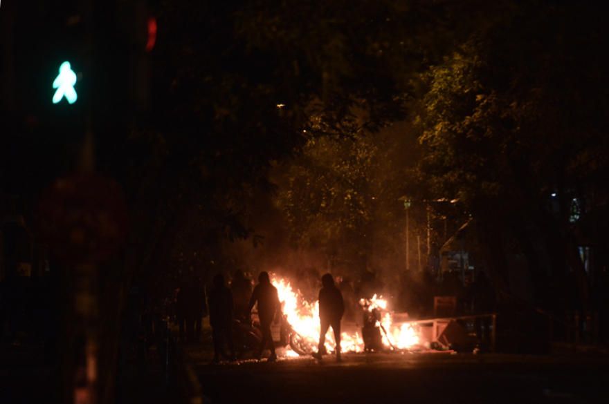 Τρεις τραυματίες στις συγκρούσεις στα Εξάρχεια μετά τη συγκέντρωση για τον Γρηγορόπουλο