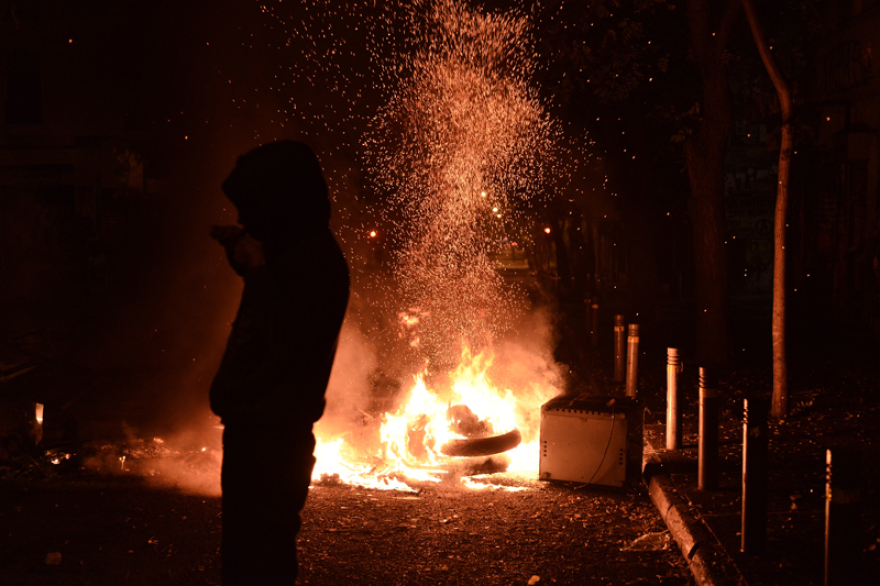 Τρεις τραυματίες στις συγκρούσεις στα Εξάρχεια μετά τη συγκέντρωση για τον Γρηγορόπουλο
