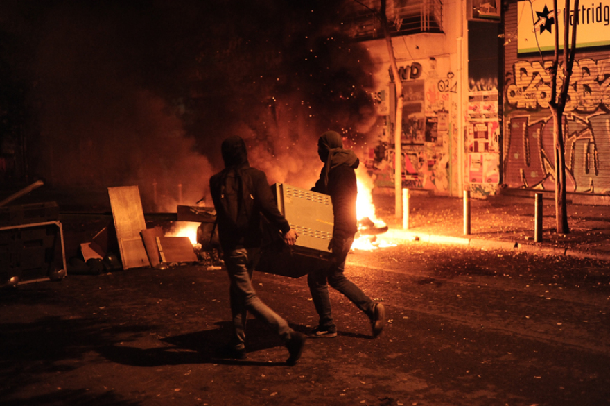 Τρεις τραυματίες στις συγκρούσεις στα Εξάρχεια μετά τη συγκέντρωση για τον Γρηγορόπουλο