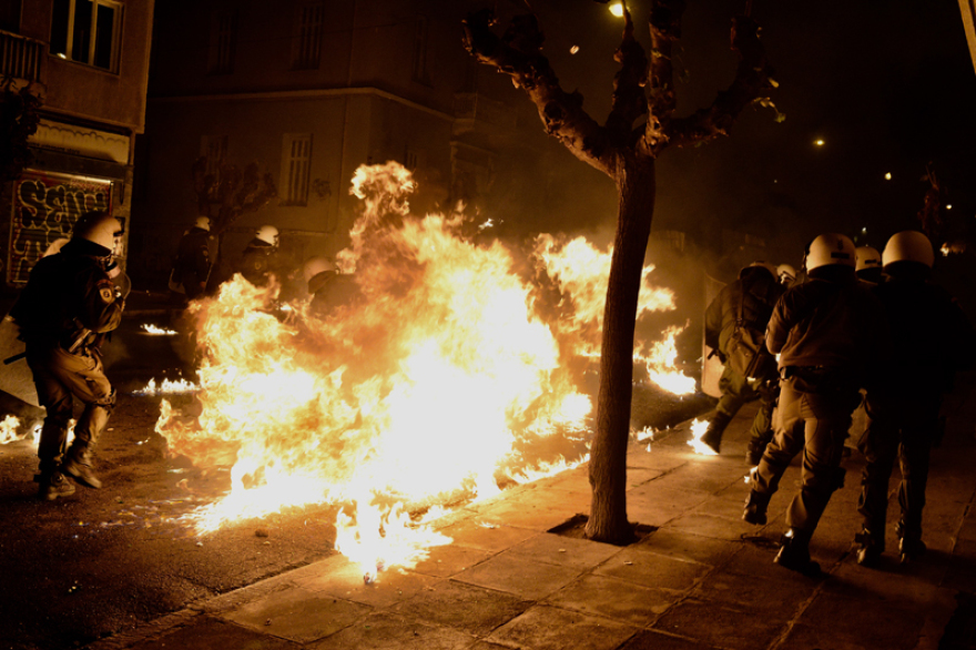 Τρεις τραυματίες στις συγκρούσεις στα Εξάρχεια μετά τη συγκέντρωση για τον Γρηγορόπουλο