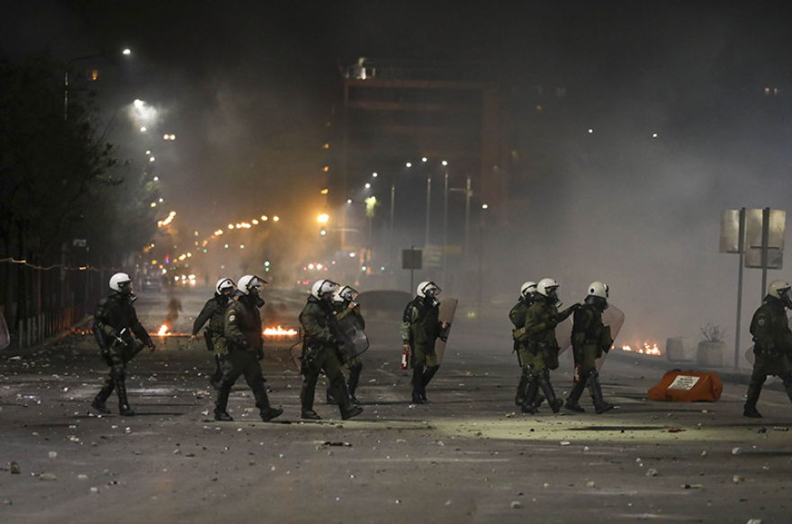 Θεσσαλονίκη: «Βροχή» μολότοφ και χημικών μετά την πορεία για τον Γρηγορόπουλο -  Ένας τραυματίας