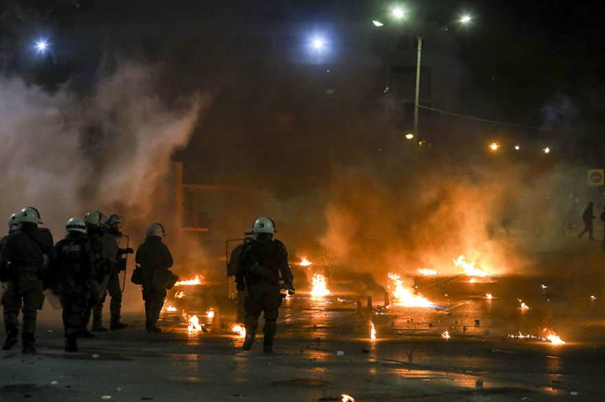 Θεσσαλονίκη: «Βροχή» μολότοφ και χημικών μετά την πορεία για τον Γρηγορόπουλο -  Ένας τραυματίας