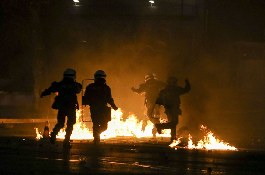 Θεσσαλονίκη: «Βροχή» μολότοφ και χημικών μετά την πορεία για τον Γρηγορόπουλο -  Ένας τραυματίας