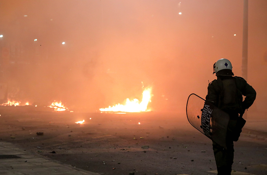 Θεσσαλονίκη: «Βροχή» μολότοφ και χημικών μετά την πορεία για τον Γρηγορόπουλο -  Ένας τραυματίας