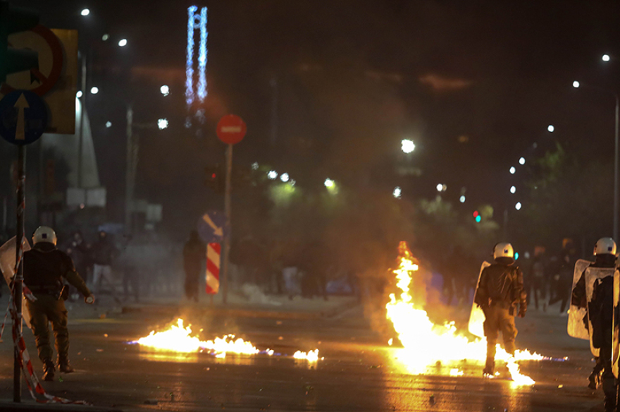 Θεσσαλονίκη: «Βροχή» μολότοφ και χημικών μετά την πορεία για τον Γρηγορόπουλο -  Ένας τραυματίας