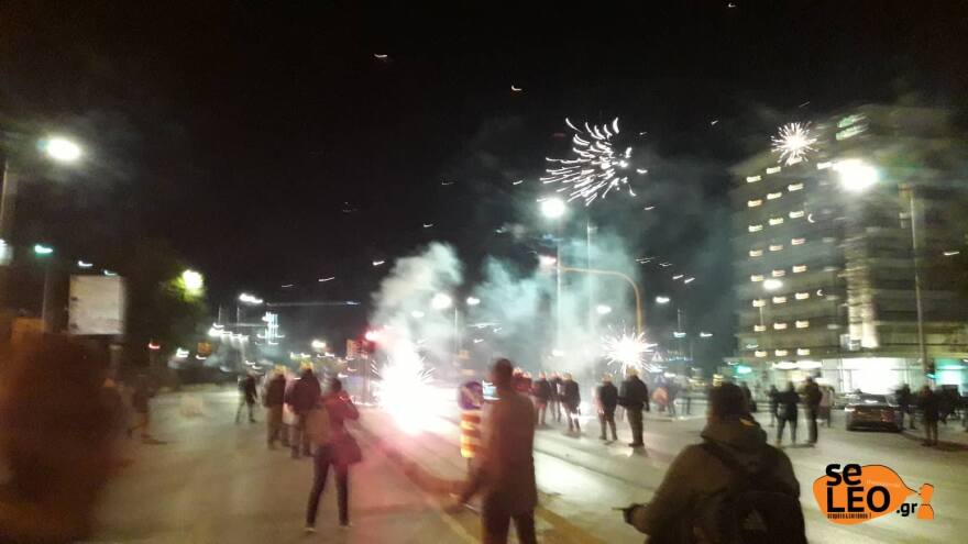 Θεσσαλονίκη: «Βροχή» μολότοφ και χημικών μετά την πορεία για τον Γρηγορόπουλο -  Ένας τραυματίας