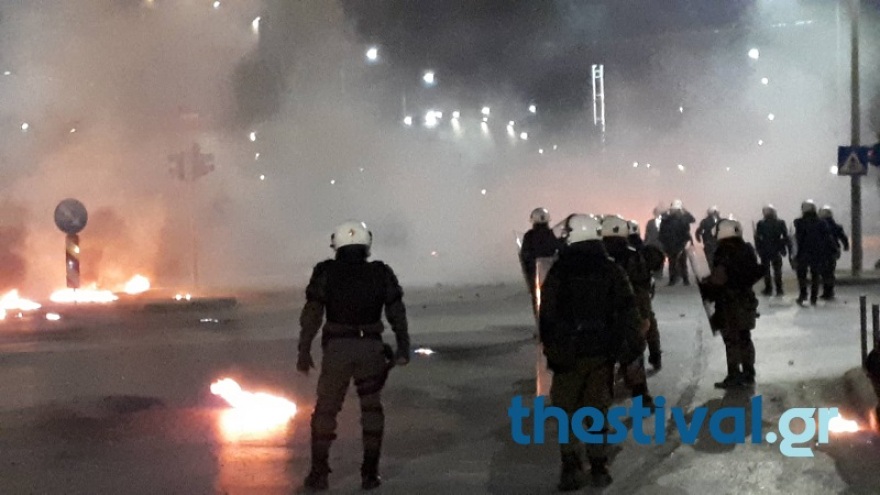 Θεσσαλονίκη: «Βροχή» μολότοφ και χημικών μετά την πορεία για τον Γρηγορόπουλο -  Ένας τραυματίας