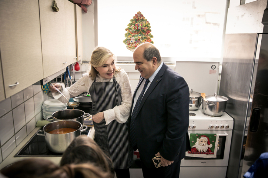 Η Μαριάννα Βαρδινογιάννη ετοίμασε ένα ζεστό γεύμα αγάπης για τα παιδιά της Νίκαιας