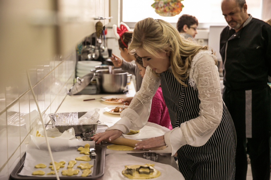 Η Μαριάννα Βαρδινογιάννη ετοίμασε ένα ζεστό γεύμα αγάπης για τα παιδιά της Νίκαιας