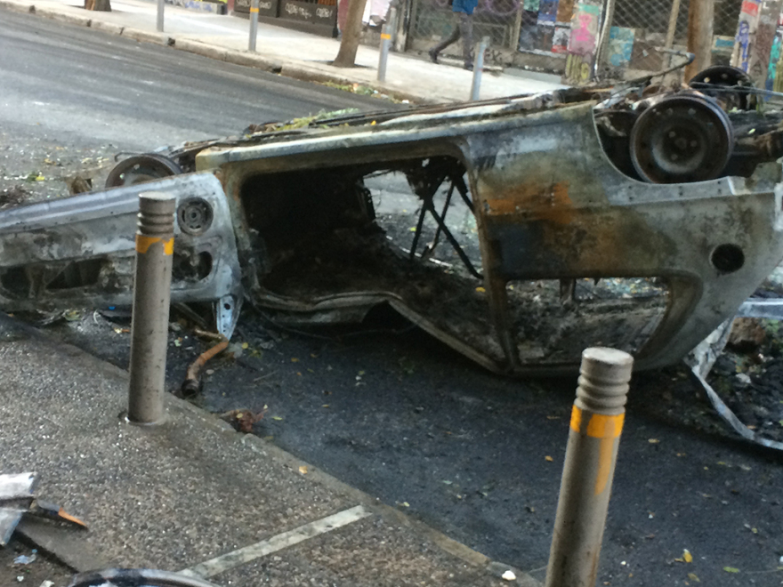  Εξάρχεια: Ρημαγμένη πόλη από τα επεισόδια μετά την πορεία για τον Γρηγορόπουλο