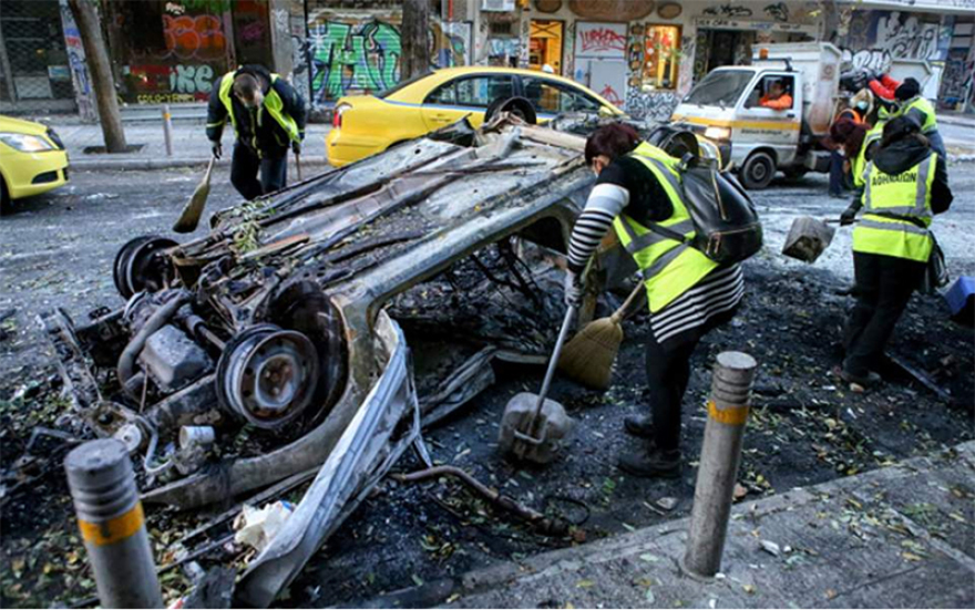 Η ΝΔ απαντά με φωτογραφίες στο υπουργείο Προστασίας του Πολίτη για τις καταστροφές στα Εξάρχεια