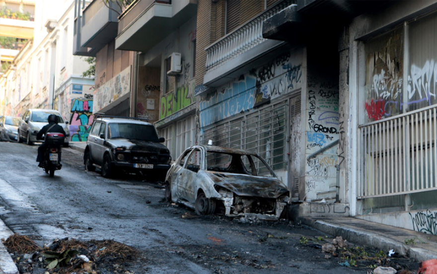 Η ΝΔ απαντά με φωτογραφίες στο υπουργείο Προστασίας του Πολίτη για τις καταστροφές στα Εξάρχεια