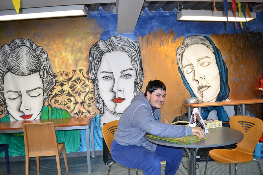 Ο street artist Bleeps.gr δίνει ζωή στο εγκαταλελειμμένο αεροδρόμιο του Ελληνικού